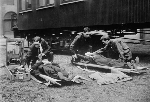 RECORD DATE NOT STATED Reviving mine victims, between c1910 and c1915. Copyright:xHeritagexArt HeritagexImagesxBainxNewsxServicex IMAGO, ! ACHTUNG: AUFNAHMEDATUM GESCHÄTZT!  Copyright:HeritagexArt HeritagexImagesxBainxNewsxServicex IMAGO