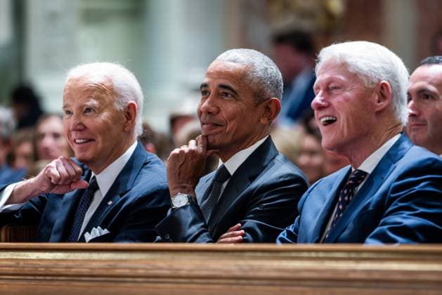 Trauerfeier für Ethel Kennedy in Washington US President Joe Biden (L), alongside former presidents Barack Obama (C) and Bill Clinton (R), attends a memorial service for Ethel Kennedy, the widow of Robert F. Kennedy, at the Cathedral of St. Matthew the Apostle in Washington, DC, on Wednesday, October 16, 2024. Kennedy died on October 10 at 96.  WASP20241016136 JIMxLOxSCALZO