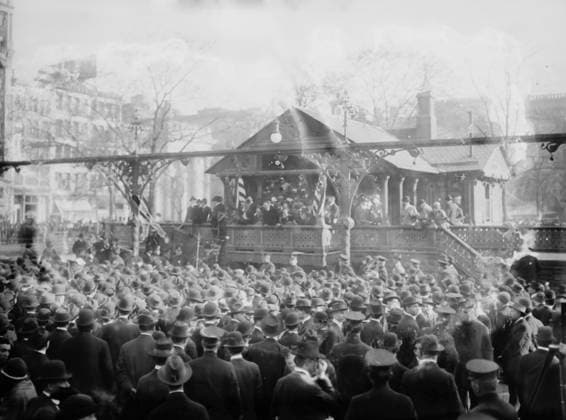 RECORD DATE NOT STATED Socialist and labor union demonstration, Union Square, New York City, 1914. Shows a Socialist and labor union demonstration celebrating International Labor Day (May Day) in Union Square, New York City, May 1, 1914. Copyright:xHeritagexArt HeritagexImagesxBainxNewsxServicex IMAGO, ! ACHTUNG: AUFNAHMEDATUM GESCHÄTZT!  Copyright:HeritagexArt HeritagexImagesxBainxNewsxServicex IMAGO