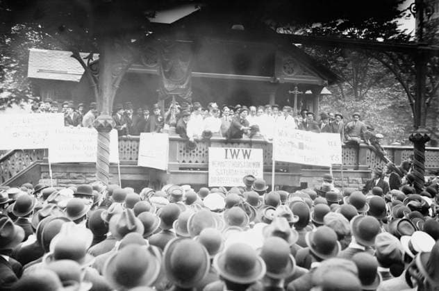 RECORD DATE NOT STATED J.J. Ettor speaking to striking barbers, Union Square, N.Y., 1913. Shows labor leader Joseph James Ettor (1886-1948) speaking during the Brooklyn barbers strike of 1913, Union Square, New York City. Copyright:xHeritagexArt HeritagexImagesxBainxNewsxServicex IMAGO, ! ACHTUNG: AUFNAHMEDATUM GESCHÄTZT!  Copyright:HeritagexArt HeritagexImagesxBainxNewsxServicex IMAGO