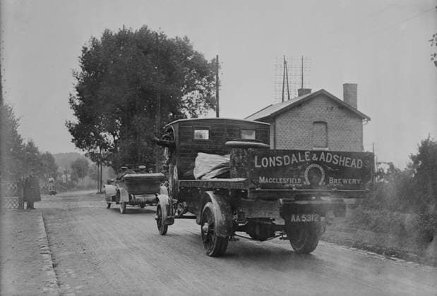 RECORD DATE NOT STATED British autos with cannon in France, between c1914 and c1915. Shows a truck with a sign Landsdale & Adshead, Macclesfield Brewery which is transporting a cannon during World War I in France. Copyright:xHeritagexArt HeritagexImagesxBainxNewsxServicex IMAGO, ! ACHTUNG: AUFNAHMEDATUM GESCHÄTZT!  Copyright:HeritagexArt HeritagexImagesxBainxNewsxServicex IMAGO