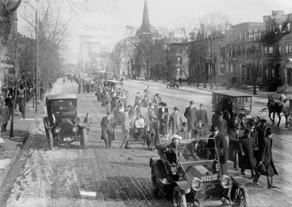 RECORD DATE NOT STATED Suffrage hikers on way to Washington, 1913. Shows the hike lead by General Rosalie Jones from New York to Washington, D.C. for the March 3, 1913 National American Woman Suffrage Association parade. Photo taken in Newark, New Jersey on Broad Street, just north of West Kinney Street, on February 12, 1913. Rosalie Jones is walking behind the first car. Copyright:xHeritagexArt HeritagexImagesxBainxNewsxServicex IMAGO, ! ACHTUNG: AUFNAHMEDATUM GESCHÄTZT!  Copyright:HeritagexArt HeritagexImagesxBainxNewsxServicex IMAGO