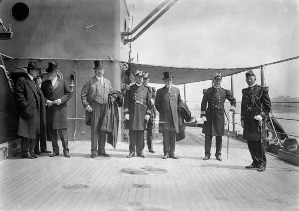 RECORD DATE NOT STATED MAINE Mon t comm ee Monument Committee on WYOMING, W.R. Hears t , J.W. Keller, R.A.C. Smith, Adm Badger, Gen Jas. Wilson, 1913. Shows the Maine Monument Committee aboard the Wyoming, the battleship which led the fleet during the unveiling ceremonies for the memorial to the battleship Maine, which had exploded in the harbor of Havana, Cuba, during the Spanish-American War of 1898. Members of the committee included: Chairman James Grant Wilson, William R. Hearst, George F. Shrady, John W. Keller, and J. Edward Simmons. In 1913, the monument was placed at the Columbus Circle and 59th Street entrance to Central Park in New York City. Copyright:xHeritagexArt HeritagexImagesxBainxNewsxServicex IMAGO, ! ACHTUNG: AUFNAHMEDATUM GESCHÄTZT!  Copyright:HeritagexArt HeritagexImagesxBainxNewsxServicex IMAGO