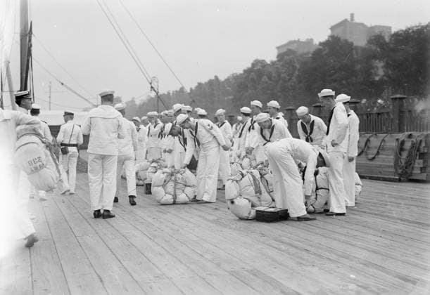 RECORD DATE NOT STATED Naval Militia ready to embark, between c1910 and c1915. Copyright:xHeritagexArt HeritagexImagesxBainxNewsxServicex IMAGO, ! ACHTUNG: AUFNAHMEDATUM GESCHÄTZT!  Copyright:HeritagexArt HeritagexImagesxBainxNewsxServicex IMAGO