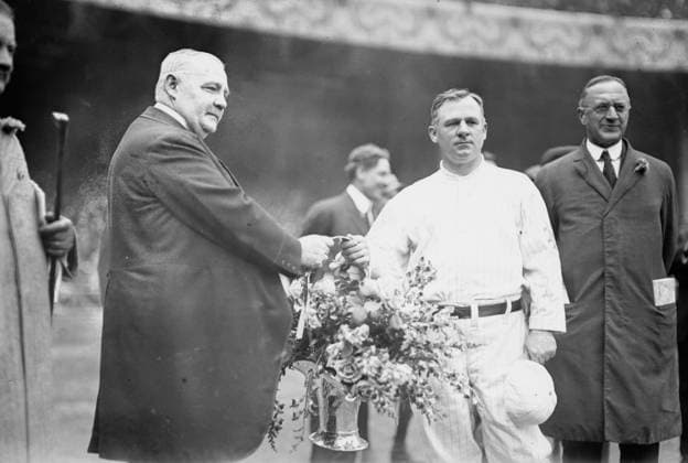 RECORD DATE NOT STATED Edward McCall presents a silver basket of flowers to New York Giants manager John McGraw at Polo Grounds, NY (baseball), 1913. Copyright:xHeritagexArt HeritagexImagesxBainxNewsxServicex IMAGO, ! ACHTUNG: AUFNAHMEDATUM GESCHÄTZT!  Copyright:HeritagexArt HeritagexImagesxBainxNewsxServicex IMAGO