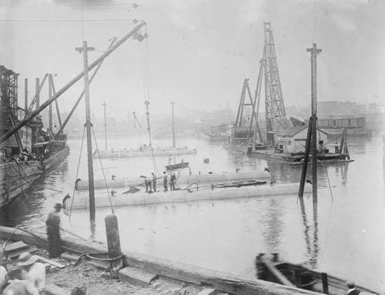 RECORD DATE NOT STATED Tubes for subway line under Harlem River, being sunk, between c1910 and c1915. Copyright:xHeritagexArt HeritagexImagesxBainxNewsxServicex IMAGO, ! ACHTUNG: AUFNAHMEDATUM GESCHÄTZT!  Copyright:HeritagexArt HeritagexImagesxBainxNewsxServicex IMAGO