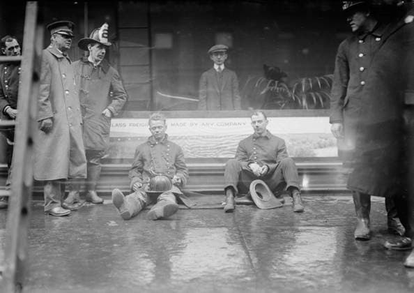 RECORD DATE NOT STATED Firemen overcome, subway fire, 1 6 15, 1915. Shows firemen seated on sidewalk after fighting a fire in a New York City subway tunnel which took place near West 55th Street and Broadway, January 6, 1915. Copyright:xHeritagexArt HeritagexImagesxBainxNewsxServicex IMAGO, ! ACHTUNG: AUFNAHMEDATUM GESCHÄTZT!  Copyright:HeritagexArt HeritagexImagesxBainxNewsxServicex IMAGO