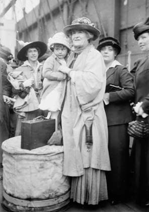 RECORD DATE NOT STATED Ellen Terry and June E.T. Morris (Grand Niece), 1915. Shows actress Ellen Terry (1847-1928) with her grand niece June Ellen Terry Morris on board the American liner, the New York. Copyright:xHeritagexArt HeritagexImagesxBainxNewsxServicex IMAGO, ! ACHTUNG: AUFNAHMEDATUM GESCHÄTZT!  Copyright:HeritagexArt HeritagexImagesxBainxNewsxServicex IMAGO