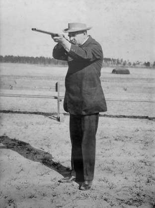 RECORD DATE NOT STATED J.P. Sousa, between c1910 and c1915. Shows composer and conductor John Philip Sousa, holding a shooting gun. Copyright:xHeritagexArt HeritagexImagesxBainxNewsxServicex IMAGO, ! ACHTUNG: AUFNAHMEDATUM GESCHÄTZT!  Copyright:HeritagexArt HeritagexImagesxBainxNewsxServicex IMAGO