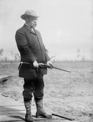 RECORD DATE NOT STATED J.P. Sousa, between c1910 and c1915. Shows composer and conductor John Philip Sousa, holding a shooting gun. Copyright:xHeritagexArt HeritagexImagesxBainxNewsxServicex IMAGO, ! ACHTUNG: AUFNAHMEDATUM GESCHÄTZT!  Copyright:HeritagexArt HeritagexImagesxBainxNewsxServicex IMAGO