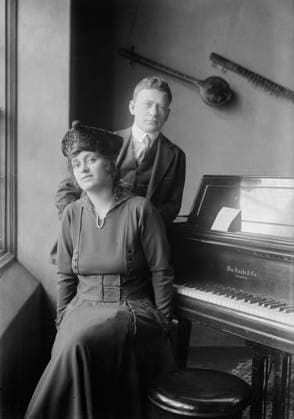 RECORD DATE NOT STATED Alma Gluck & Efrem Zimbalist, 1917. Shows Efrem Zimbalist, Sr. (1889 or 1890-1985), an internationally known concert violinist, composer, teacher, conductor, and director of the Curtis Institute of Music and his wife, opera singer Alma Gluck (1884-1938), next to a piano. Copyright:xHeritagexArt HeritagexImagesxBainxNewsxServicex IMAGO, ! ACHTUNG: AUFNAHMEDATUM GESCHÄTZT!  Copyright:HeritagexArt HeritagexImagesxBainxNewsxServicex IMAGO