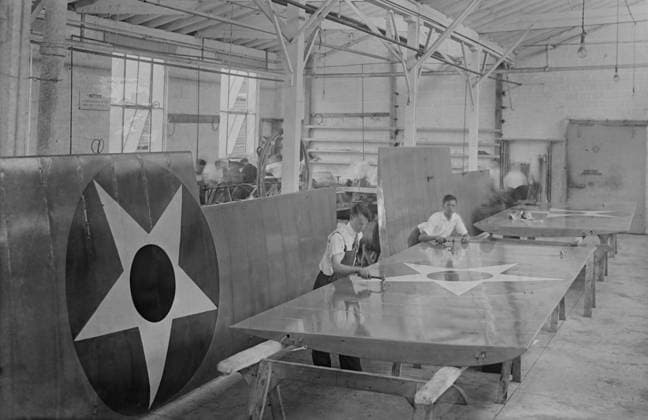 RECORD DATE NOT STATED Assembling plane wings, 1917. Shows workers assembling airplane wings at the Lowe, Willard & Fowler Engineering Company, College Point, Queens, New York City. Copyright:xHeritagexArt HeritagexImagesxBainxNewsxServicex IMAGO, ! ACHTUNG: AUFNAHMEDATUM GESCHÄTZT!  Copyright:HeritagexArt HeritagexImagesxBainxNewsxServicex IMAGO