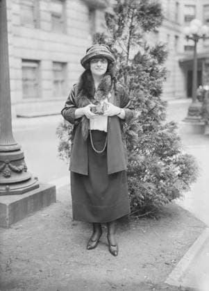 RECORD DATE NOT STATED Sophie Braslau, between c1915 and c1920. Shows opera singer Sophie Braslau (1888-1935), a contralto who performed with the Metropolitan Opera, New York City, holding a camera. Copyright:xHeritagexArt HeritagexImagesxBainxNewsxServicex IMAGO, ! ACHTUNG: AUFNAHMEDATUM GESCHÄTZT!  Copyright:HeritagexArt HeritagexImagesxBainxNewsxServicex IMAGO