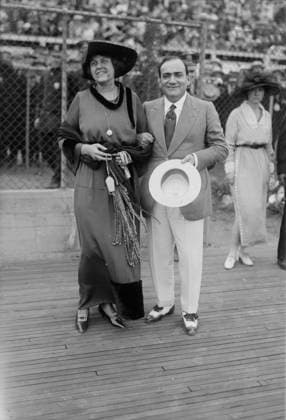 RECORD DATE NOT STATED Enrico Caruso & wife, 1918. Shows Italian tenor opera singer Enrico Caruso (1873-1921) and his wife, the former Miss Dorothy Park Benjamin (1893-1955), at a Police Field Day benefit at Sheepshead Bay Speedway, Brooklyn, New York City, August 31, 1918. Copyright:xHeritagexArt HeritagexImagesxBainxNewsxServicex IMAGO, ! ACHTUNG: AUFNAHMEDATUM GESCHÄTZT!  Copyright:HeritagexArt HeritagexImagesxBainxNewsxServicex IMAGO