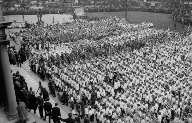 RECORD DATE NOT STATED Children at City Hall, 1917. Shows crowd of children with flags outside City Hall in New York City, during an Americanization rally on April 27, 1917. Five thousand school children of New York of all nationalities by descent or birth appeared in City Hall Park and sang the National anthem and saluted the flag. This is part of a general movement to Americanize the foreign-born population of New York. Sunday Oregonian. Copyright:xHeritagexArt HeritagexImagesxBainxNewsxServicex IMAGO, ! ACHTUNG: AUFNAHMEDATUM GESCHÄTZT!  Copyright:HeritagexArt HeritagexImagesxBainxNewsxServicex IMAGO