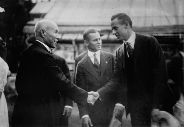 RECORD DATE NOT STATED Count Okuma welcomes Paul Des Jardien of Chicago baseball team, 11 18 15, 1915. Shows Marquess Okuma Shigenobu (1838-1922), Prime Minister of Japan, shaking hands with Paul Raymond Shorty Des Jardien (1893-1956), an American football, baseball and basketball player who traveled with the University of Chicago to Japan in 1915. Copyright:xHeritagexArt HeritagexImagesxBainxNewsxServicex IMAGO, ! ACHTUNG: AUFNAHMEDATUM GESCHÄTZT!  Copyright:HeritagexArt HeritagexImagesxBainxNewsxServicex IMAGO