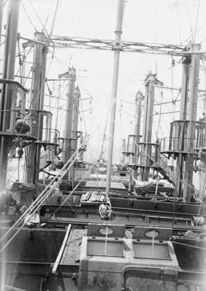 RECORD DATE NOT STATED Cranes on SS Milazzo, 1916. Shows the SS Milazzo, an Italian bulk carrier built in 1916 as the world s largest cargo ship and sunk by an Austro-Hungarian Navy submarine in August 1917 during World War I. Her maiden voyage brought her to New York City in July 1916. Copyright:xHeritagexArt HeritagexImagesxBainxNewsxServicex IMAGO, ! ACHTUNG: AUFNAHMEDATUM GESCHÄTZT!  Copyright:HeritagexArt HeritagexImagesxBainxNewsxServicex IMAGO