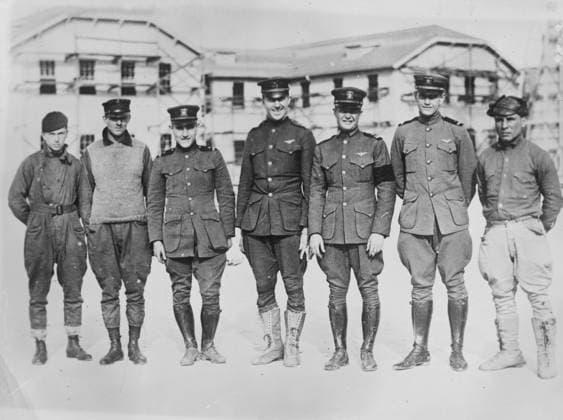 RECORD DATE NOT STATED Crew of Navy dirigible, 1919. Shows the crew of a Navy C-Class blimp probably at Rockaway Naval Air Station before their flight to Key West, Florida on Jan. 12, 1919. Copyright:xHeritagexArt HeritagexImagesxBainxNewsxServicex IMAGO, ! ACHTUNG: AUFNAHMEDATUM GESCHÄTZT!  Copyright:HeritagexArt HeritagexImagesxBainxNewsxServicex IMAGO