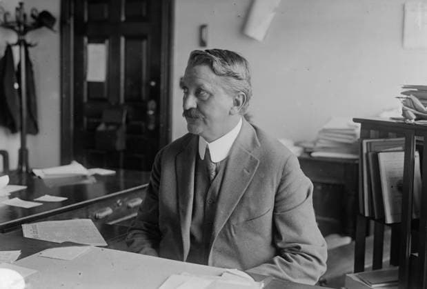 RECORD DATE NOT STATED Dr. Otto Schultze, 1917. Shows Dr. Otto H. Schultze, a physician in the New York City coroner s office who was an expert in the Maude King murder case of 1917. Maude King, the widow of a wealthy lumberman, had fallen prey to a swindler in Europe. Her late husband had left her $100,000, with the remainder of his $3 million estate intended for charity. Gaston Means, an American private detective, ingratiated himself into King?s life, assisting her with her business affairs. However, under the guise of investing her money, he siphoned off hundreds of thousands of dollars for himself. Tragically, on August 29, 1917, Maude King was found dead after a visit to a firing range with Means. He claimed she had killed herself, perhaps accidentally wh  Copyright:HeritagexArt HeritagexImagesxBainxNewsxServicex IMAGO