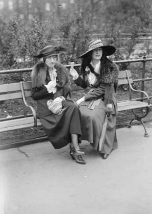 RECORD DATE NOT STATED Eileen Sedgwick, Marion Tiffany, 1917. Shows Eileen Sedgwick and Marion Tiffany enjoying ice cream cones at the Greenwich Village Garden Party sponsored by the National League for Women s Service to benefit the Red Cross and other war relief agencies in Washington Square Park, New York City, June 1917. Copyright:xHeritagexArt HeritagexImagesxBainxNewsxServicex IMAGO, ! ACHTUNG: AUFNAHMEDATUM GESCHÄTZT!  Copyright:HeritagexArt HeritagexImagesxBainxNewsxServicex IMAGO