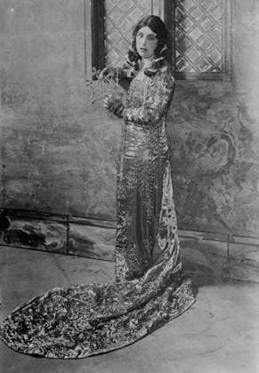 RECORD DATE NOT STATED Geraldine Farrar - Fiamette, 1919. Shows Geraldine Farrar (1882-1967) who was an American soprano opera singer as Orlanda in the opera La Reine Fiamette by composer Xavier Leroux. Copyright:xHeritagexArt HeritagexImagesxBainxNewsxServicex IMAGO, ! ACHTUNG: AUFNAHMEDATUM GESCHÄTZT!  Copyright:HeritagexArt HeritagexImagesxBainxNewsxServicex IMAGO