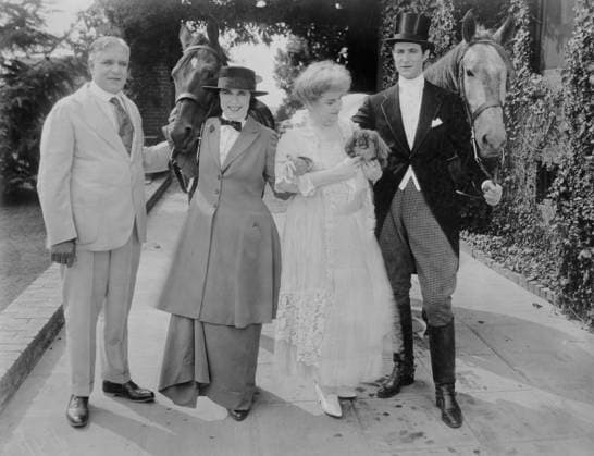 RECORD DATE NOT STATED Geraldine Farrar with Lou Tellegen, between c1915 and c1920. Shows American soprano opera singer Geraldine Farrar (1882-1967) with her husband, actor and screenwriter Lou Tellegen (1881-1934) and probably her father, Sidney Douglas Sid Farrar and mother, Henrietta (Barnes) Farrar. Her mother is holding a Pekingese dog. Copyright:xHeritagexArt HeritagexImagesxBainxNewsxServicex IMAGO, ! ACHTUNG: AUFNAHMEDATUM GESCHÄTZT!  Copyright:HeritagexArt HeritagexImagesxBainxNewsxServicex IMAGO