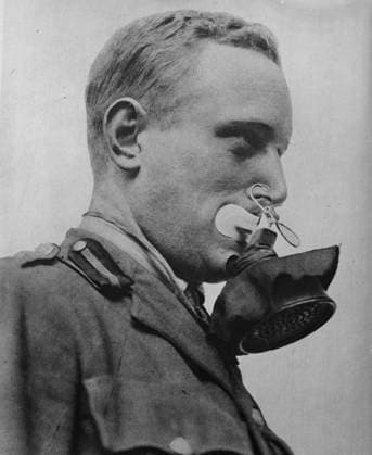 RECORD DATE NOT STATED German gas mask, between c1915 and 1918. Shows a German soldier wearing a gas mask during World War I. Copyright:xHeritagexArt HeritagexImagesxBainxNewsxServicex IMAGO, ! ACHTUNG: AUFNAHMEDATUM GESCHÄTZT!  Copyright:HeritagexArt HeritagexImagesxBainxNewsxServicex IMAGO