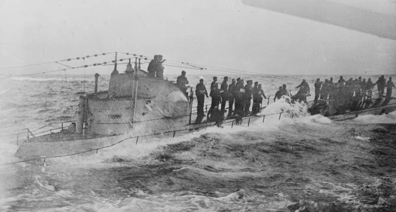 RECORD DATE NOT STATED German submarine surrenders to U.S. Navy, 1917. Shows the crew of the German U-Boat U-58 leaving their vessel after their surrender on Nov. 17, 1917 to the USS Fanning during World War I. Copyright:xHeritagexArt HeritagexImagesxBainxNewsxServicex IMAGO, ! ACHTUNG: AUFNAHMEDATUM GESCHÄTZT!  Copyright:HeritagexArt HeritagexImagesxBainxNewsxServicex IMAGO