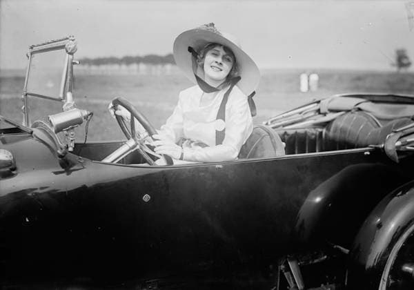 RECORD DATE NOT STATED Gertrude McCoy, 1917. Shows American silent film star Gertrude McCoy in her oldsmobile at the automobile fashion show held at Sheepshead Bay Speedway, New York City, June 23, 1917. The event was a fundraiser on behalf of the Actors Fund of America. Copyright:xHeritagexArt HeritagexImagesxBainxNewsxServicex IMAGO, ! ACHTUNG: AUFNAHMEDATUM GESCHÄTZT!  Copyright:HeritagexArt HeritagexImagesxBainxNewsxServicex IMAGO