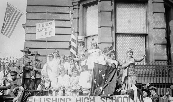 RECORD DATE NOT STATED High School Float in Wake Up parade, 1917. Shows the Wake Up America Lexington Day Patriot s Day celebration, Fifth Avenue, New York City including a float from Flushing High School, Queens, with banners reading: Flushing High School, Free Russia and Honor dearer than life. Copyright:xHeritagexArt HeritagexImagesxBainxNewsxServicex IMAGO, ! ACHTUNG: AUFNAHMEDATUM GESCHÄTZT!  Copyright:HeritagexArt HeritagexImagesxBainxNewsxServicex IMAGO