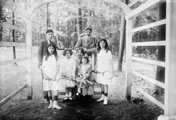 RECORD DATE NOT STATED Sidney Homer, 1919. Shows the family of composer Sidney Homer (1864-1953) and his wife, contralto opera singer Louise Dilworth Homer (1871-1947). Copyright:xHeritagexArt HeritagexImagesxBainxNewsxServicex IMAGO, ! ACHTUNG: AUFNAHMEDATUM GESCHÄTZT!  Copyright:HeritagexArt HeritagexImagesxBainxNewsxServicex IMAGO