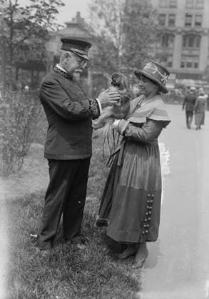 RECORD DATE NOT STATED John Philip Sousa, between c1915 and c1920. Shows composer and conductor John Philip Sousa (1854-1932) with a dog and a woman, probably in Bryant Park, New York City. Copyright:xHeritagexArt HeritagexImagesxBainxNewsxServicex IMAGO, ! ACHTUNG: AUFNAHMEDATUM GESCHÄTZT!  Copyright:HeritagexArt HeritagexImagesxBainxNewsxServicex IMAGO
