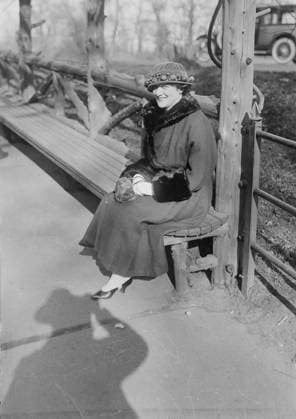 RECORD DATE NOT STATED Dorothy Jardon, 1919. Shows Dorothy Jardon (1883-1966), an American actress and singer, probably in Central Park, New York City. The shadow of the photographer is visible in image. Copyright:xHeritagexArt HeritagexImagesxBainxNewsxServicex IMAGO, ! ACHTUNG: AUFNAHMEDATUM GESCHÄTZT!  Copyright:HeritagexArt HeritagexImagesxBainxNewsxServicex IMAGO