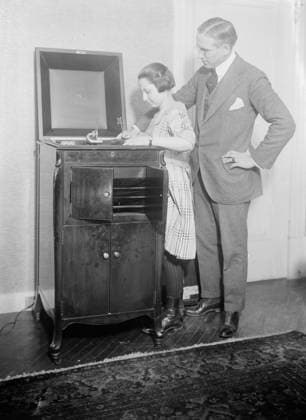 RECORD DATE NOT STATED Edward Johnson, between c1915 and c1920. Shows Edward Patrick Johnson (1878?-1959), a Canadian tenor opera singer who was billed outside North America as Edoardo Di Giovanni, with his daughter Fiorenza and a phonograph. Copyright:xHeritagexArt HeritagexImagesxBainxNewsxServicex IMAGO, ! ACHTUNG: AUFNAHMEDATUM GESCHÄTZT!  Copyright:HeritagexArt HeritagexImagesxBainxNewsxServicex IMAGO