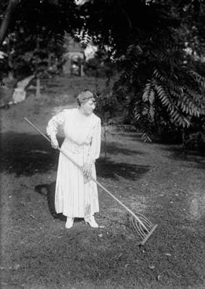 RECORD DATE NOT STATED Johanna Gadski, between c1915 and c1920. Shows German opera singer Johanna Gadski (1872-1932) raking a lawn. Copyright:xHeritagexArt HeritagexImagesxBainxNewsxServicex IMAGO, ! ACHTUNG: AUFNAHMEDATUM GESCHÄTZT!  Copyright:HeritagexArt HeritagexImagesxBainxNewsxServicex IMAGO