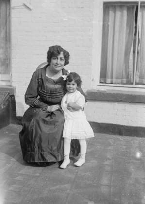 RECORD DATE NOT STATED Margaret Matzenauer, between c1915 and c1920. Shows Margaret Matzenauer (Margarete Matzenauer or Margarethe Matzenaur) (1881-1963), a mezzo-soprano opera singer with her daughter Adrienne Matzenauer (also known as Adrienne Fontana). Copyright:xHeritagexArt HeritagexImagesxBainxNewsxServicex IMAGO, ! ACHTUNG: AUFNAHMEDATUM GESCHÄTZT!  Copyright:HeritagexArt HeritagexImagesxBainxNewsxServicex IMAGO