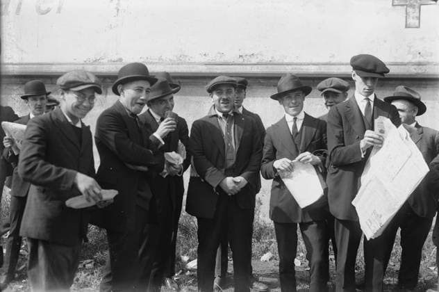 RECORD DATE NOT STATED Outside Ebbets Field, between c1915 and c1920. Copyright:xHeritagexArt HeritagexImagesxBainxNewsxServicex IMAGO, ! ACHTUNG: AUFNAHMEDATUM GESCHÄTZT!  Copyright:HeritagexArt HeritagexImagesxBainxNewsxServicex IMAGO
