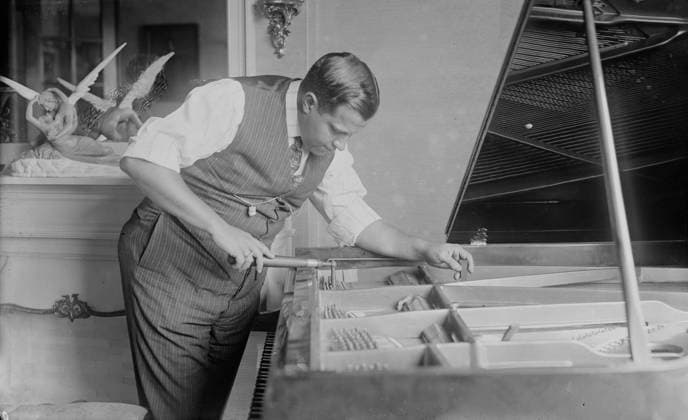 RECORD DATE NOT STATED Paul Althouse, between c1915 and c1920. Shows Paul Shearer Althouse (1889-1954), an American opera singer tuning a piano. Copyright:xHeritagexArt HeritagexImagesxBainxNewsxServicex IMAGO, ! ACHTUNG: AUFNAHMEDATUM GESCHÄTZT!  Copyright:HeritagexArt HeritagexImagesxBainxNewsxServicex IMAGO