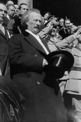 RECORD DATE NOT STATED Ignacy Jan Paderewski Polish Commission , between c1915 and c1920. Shows Polish pianist and composer Ignacy Jan Paderewski (1860-1941) with a Polish commission on the steps of City Hall in New York City. Copyright:xHeritagexArt HeritagexImagesxBainxNewsxServicex IMAGO, ! ACHTUNG: AUFNAHMEDATUM GESCHÄTZT!  Copyright:HeritagexArt HeritagexImagesxBainxNewsxServicex IMAGO
