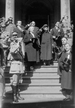 RECORD DATE NOT STATED Ignacy Jan Paderewski, between c1915 and c1920. Shows Polish pianist and composer Ignacy Jan Paderewski (1860-1941) with a Polish commission on the steps of City Hall in New York City. Copyright:xHeritagexArt HeritagexImagesxBainxNewsxServicex IMAGO, ! ACHTUNG: AUFNAHMEDATUM GESCHÄTZT!  Copyright:HeritagexArt HeritagexImagesxBainxNewsxServicex IMAGO