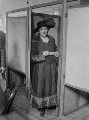 RECORD DATE NOT STATED Ready to vote, 1918. Shows Margaret V. Lally at the door of a voting booth during the first election where women could vote, New York City. Copyright:xHeritagexArt HeritagexImagesxBainxNewsxServicex IMAGO, ! ACHTUNG: AUFNAHMEDATUM GESCHÄTZT!  Copyright:HeritagexArt HeritagexImagesxBainxNewsxServicex IMAGO