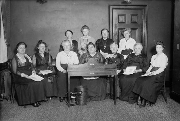 RECORD DATE NOT STATED Santa Claus Association, between c1915 and c1920. Shows women seated for a portrait in the offices of the Santa Claus Association, New York City. The Santa Claus Association was a not for profit founded in December 1913, as a result of a policy change by the United States Postal Service. Prior to 1911, the Post Office destroyed letters sent addressed to Santa Claus. The Santa Claus Association would receive, verify, and respond to Christmas letters sent by needy children in New York. The Santa Claus Association essentially served as a middleman between donors and children. Volunteers would spend their time reading and organizing letters while donors would fund the gift-giving operations. Copyright:xHeritagexArt HeritagexImagesxBainxNewsxS  Copyright:HeritagexArt HeritagexImagesxBainxNewsxServicex IMAGO