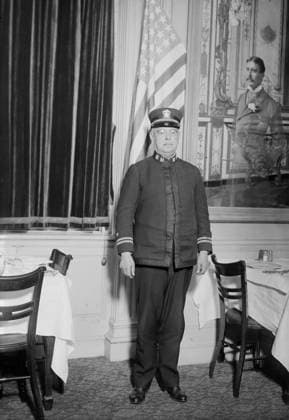 RECORD DATE NOT STATED John Philip Sousa, between c1915 and c1920. Shows composer and conductor John Philip Sousa (1854-1932) probably at the MacDowell Club of New York, at 108 West 55th Street. Sousa was a guest of honor at the club on March 18, 1918. The image on the right may be composer Edward MacDowell. Copyright:xHeritagexArt HeritagexImagesxBainxNewsxServicex IMAGO, ! ACHTUNG: AUFNAHMEDATUM GESCHÄTZT!  Copyright:HeritagexArt HeritagexImagesxBainxNewsxServicex IMAGO
