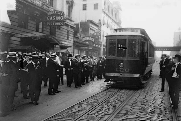 RECORD DATE NOT STATED Streetcar railway strike, 1916 - Stopping cars, between c1915 and c1920. Shows crowd and street car in front of the Yorkville Casino, 210 E. 86th St., New York City. Copyright:xHeritagexArt HeritagexImagesxBainxNewsxServicex IMAGO, ! ACHTUNG: AUFNAHMEDATUM GESCHÄTZT!  Copyright:HeritagexArt HeritagexImagesxBainxNewsxServicex IMAGO
