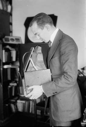 RECORD DATE NOT STATED John Steel, between c1915 and c1920. Shows tenor singer John W. Steel (1895-1971) probably holding a R.B. Auto Graflex camera. Copyright:xHeritagexArt HeritagexImagesxBainxNewsxServicex IMAGO, ! ACHTUNG: AUFNAHMEDATUM GESCHÄTZT!  Copyright:HeritagexArt HeritagexImagesxBainxNewsxServicex IMAGO