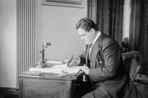 RECORD DATE NOT STATED Riccardo Stracciari, between c1915 and c1920. Shows Riccardo Stracciari (1875-1955), an Italian baritone opera singer seated at a desk. Copyright:xHeritagexArt HeritagexImagesxBainxNewsxServicex IMAGO, ! ACHTUNG: AUFNAHMEDATUM GESCHÄTZT!  Copyright:HeritagexArt HeritagexImagesxBainxNewsxServicex IMAGO