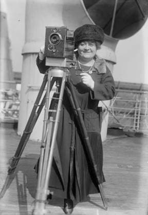 RECORD DATE NOT STATED Luisa Tetrazzini, between c1915 and c1920. Shows opera singer Luisa Tetrazzini (1871-1940) with motion picture camera. Copyright:xHeritagexArt HeritagexImagesxBainxNewsxServicex IMAGO, ! ACHTUNG: AUFNAHMEDATUM GESCHÄTZT!  Copyright:HeritagexArt HeritagexImagesxBainxNewsxServicex IMAGO