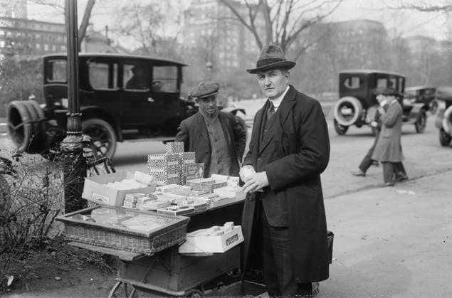 RECORD DATE NOT STATED Clarence Eugene Whitehill, between c1915 and c1920. Shows American bass baritone opera singer Clarence Whitehill (1871-1932) at a street vendor s stand which holds boxes of Ridley s Broken Candy, Wrigley s Juicy Fruit Gum and other items. Copyright:xHeritagexArt HeritagexImagesxBainxNewsxServicex IMAGO, ! ACHTUNG: AUFNAHMEDATUM GESCHÄTZT!  Copyright:HeritagexArt HeritagexImagesxBainxNewsxServicex IMAGO