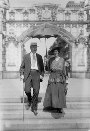 RECORD DATE NOT STATED William Wheeler & wife, between c1915 and c1920. Shows tenor opera singer William Wheeler (d. 1967) and his wife soprano opera singer Elizabeth Wheeler (1875-1971), who were popular recording artists, walking past the arch at the City College of New York. Copyright:xHeritagexArt HeritagexImagesxBainxNewsxServicex IMAGO, ! ACHTUNG: AUFNAHMEDATUM GESCHÄTZT!  Copyright:HeritagexArt HeritagexImagesxBainxNewsxServicex IMAGO