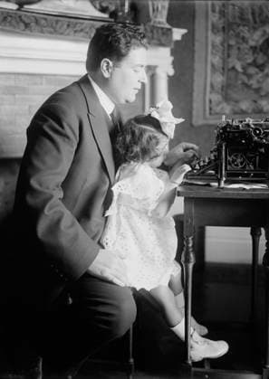 RECORD DATE NOT STATED Renato Zanelli, between c1915 and c1920. Shows Renato Zanelli (1892-1935), a Chilean opera singer with his daughter Marta Luisa (1918-2009). Copyright:xHeritagexArt HeritagexImagesxBainxNewsxServicex IMAGO, ! ACHTUNG: AUFNAHMEDATUM GESCHÄTZT!  Copyright:HeritagexArt HeritagexImagesxBainxNewsxServicex IMAGO